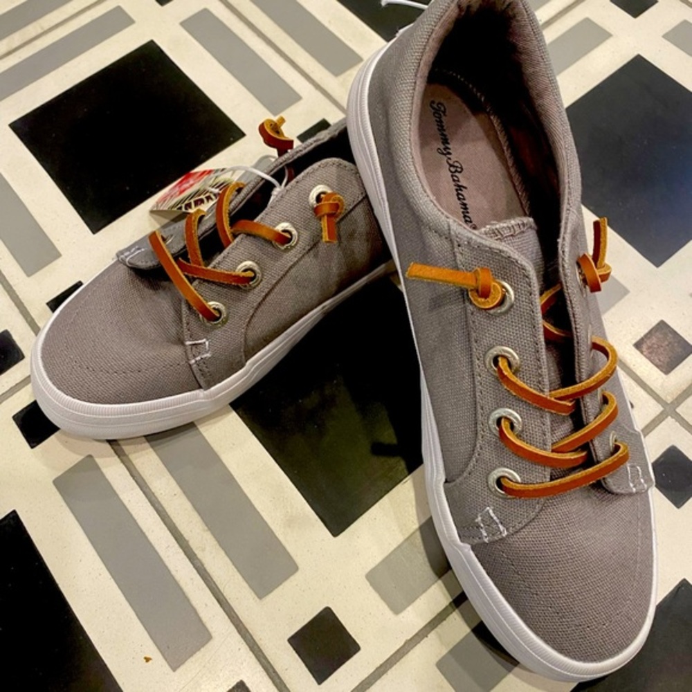 TOMMY BAHAMA boat shoes- unisex but womens sizing!⚓️ leather laces/nuetral grey